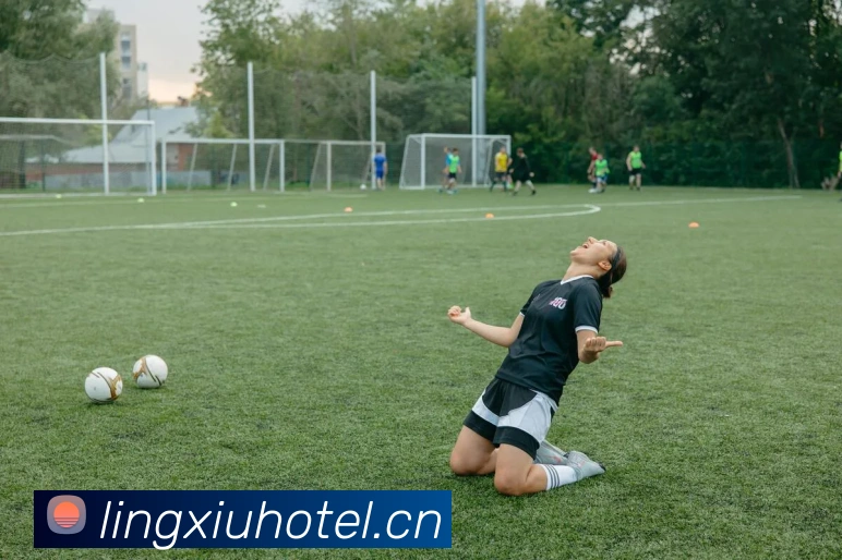 西班牙国家队全新主场球衣曝光红黄条纹设计致敬传统风格